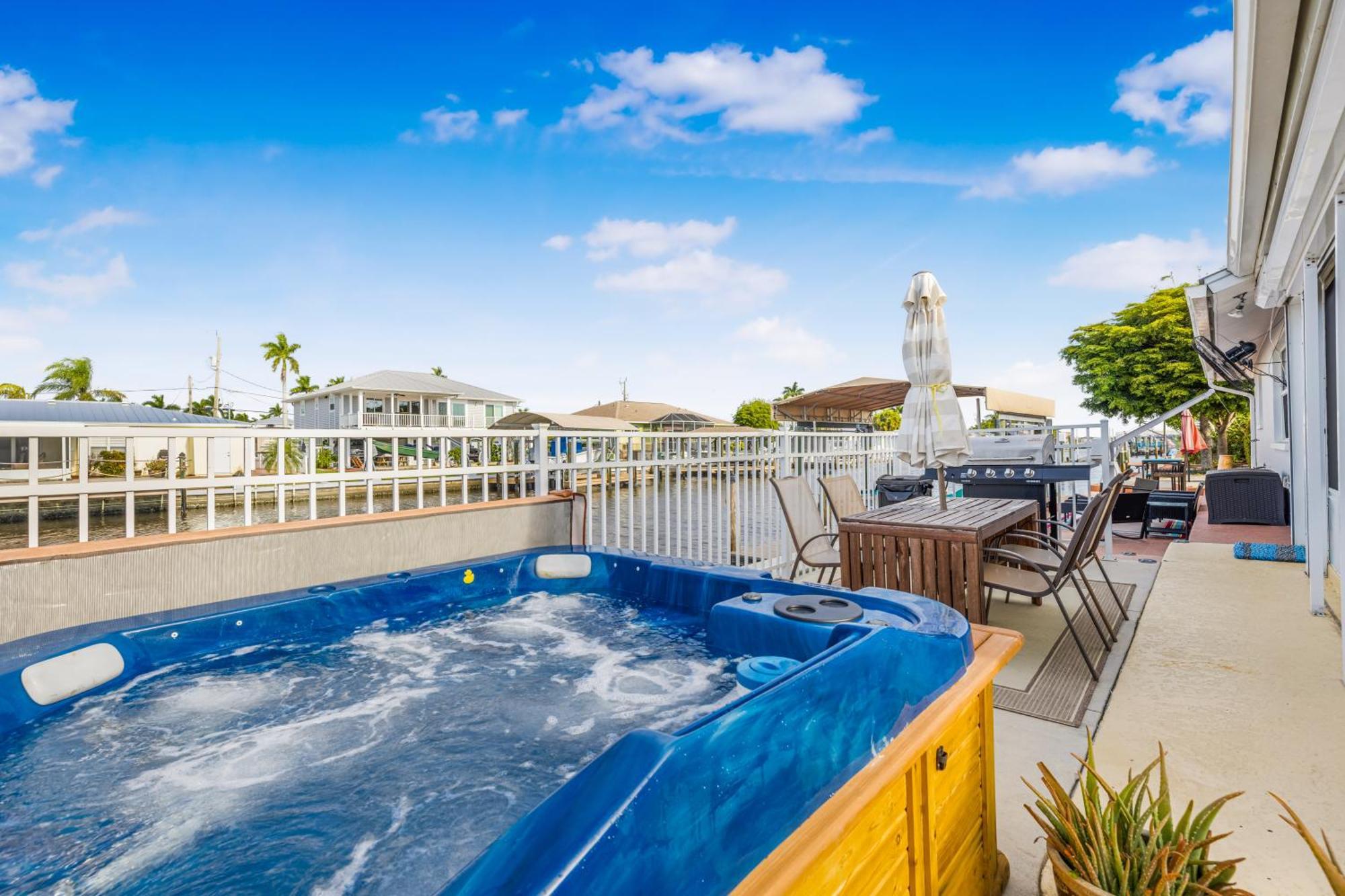 Hot Tub And Dock Gilligan'S On The Island Villa Matlacha Exterior photo